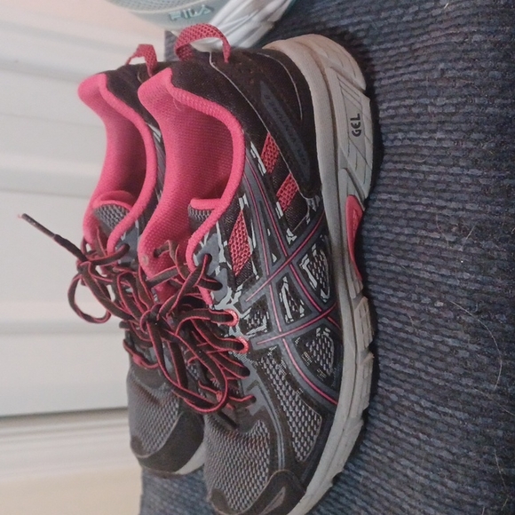 Ladies Asics shoes - Picture 2 of 5